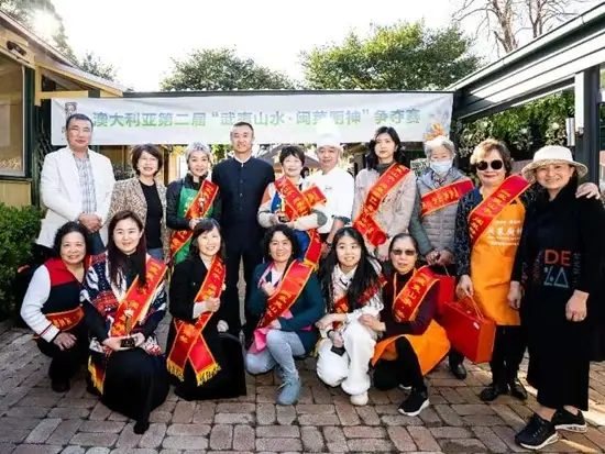 女文化身份, 三杯鸡等经 女文化身份, 三杯鸡等经