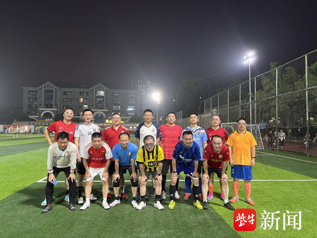 版传媒集团, 在下班后准, 访了邱昊然
